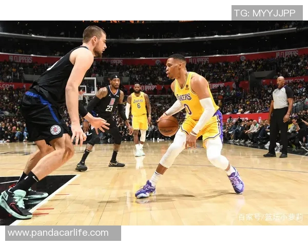 湖人勇士激战再续精彩瞬间图片回顾与赛季前瞻分析